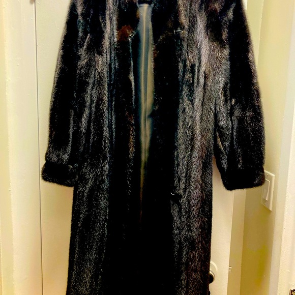 Women’s black mink coat, size medium - Picture 7 of 7